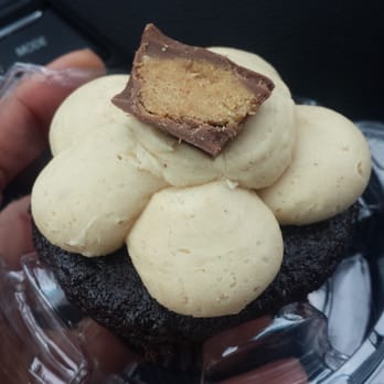 Cupcake Bakery - Peanut butter cup cupcake - Cupcakes Near Me - Eagan, Minnesota