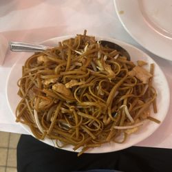 Chez Soi La Chine - Pan Fried Noodle and Chicken.
