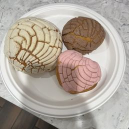1 full size concha 1 mini heart shaped and 1 mini concha 1 full size concha 1 mini heart shaped and 1 mini concha