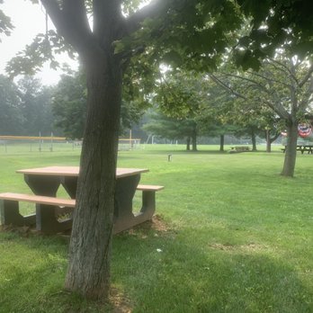 Peckham Park - Sitting area - Parks Near Me - Middlefield, Connecticut
