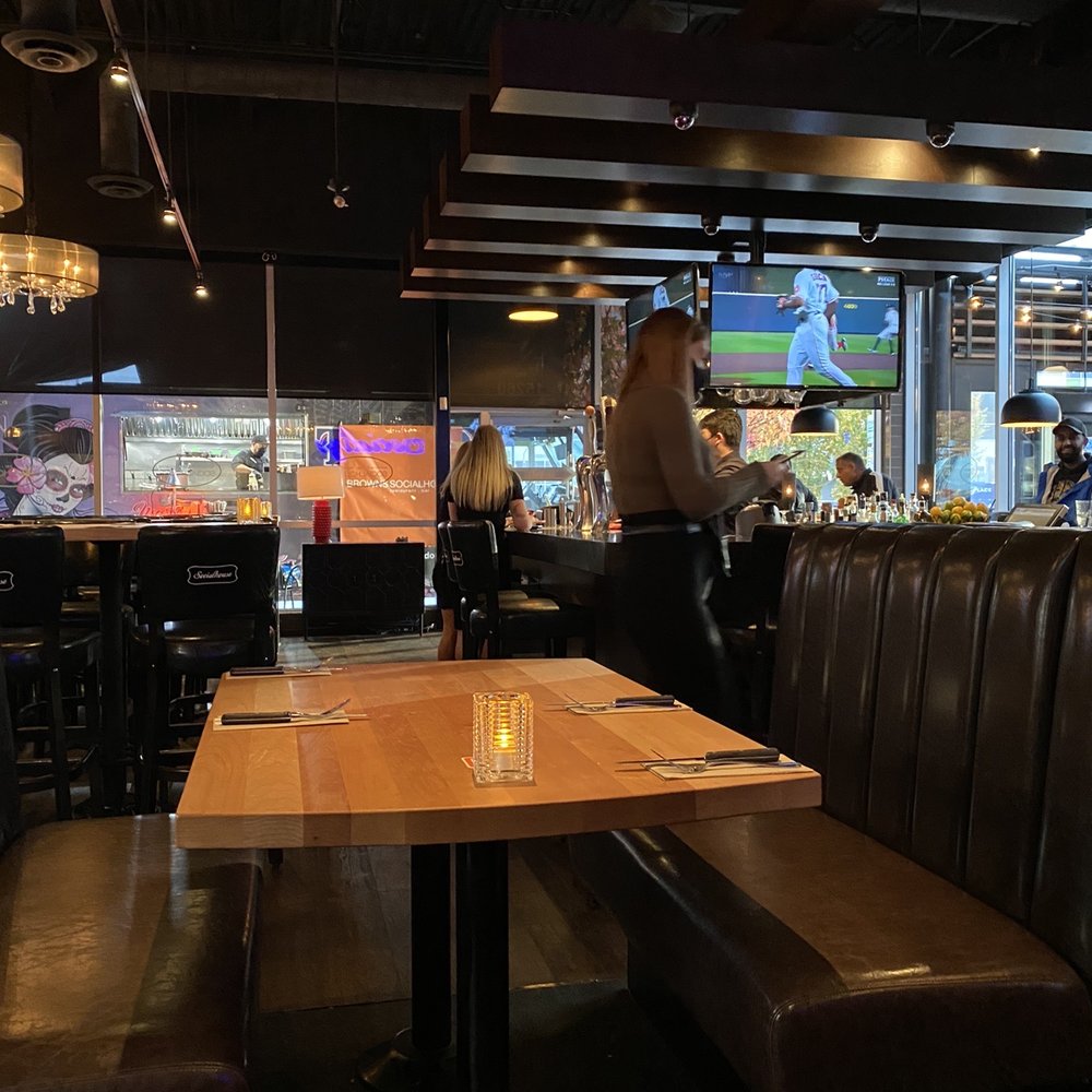 Browns Socialhouse Panorama - Indoor - Pubs Near Me - Surrey, British Columbia
