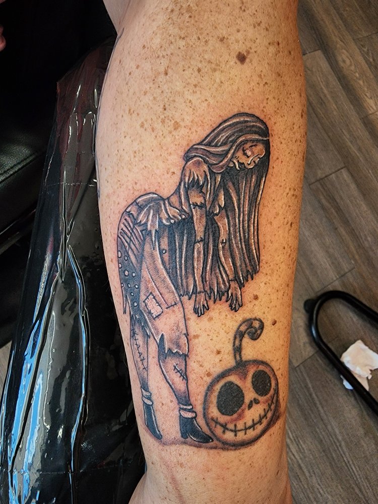 Under The Gun Tattoos Logo