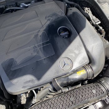 Valvoline Instant Oil Change - Smeared oil on my engine cover. Does it really take much time/money to spray a cleaner before wiping? - Oil Change Stations Near Me - Hesperia, California Valvoline Instant Oil Change - Smeared oil on my engine cover. Does it really take much time/money to spray a cleaner before wiping? - Oil Change Stations Near Me - Hesperia, California
