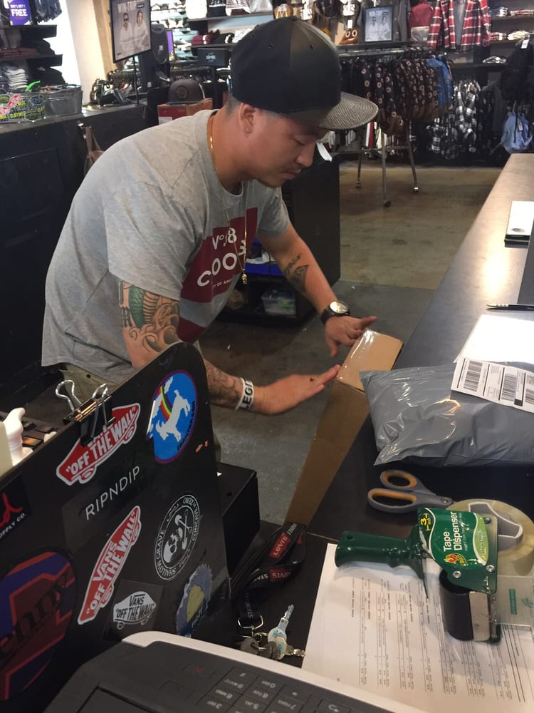 ZUMIEZ Updated October 2024 11 Reviews 1420 Del Monte Ctr