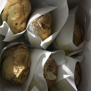 Beard Papa's - Box of 6 - Desserts Near Me - Cupertino, California