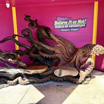 Ripley's Believe It or Not! World of Adventure - Outside artwork of a octopus carving - Museums Near Me - Newport, Oregon