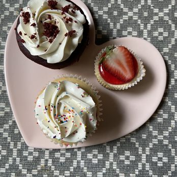 The Boujie Bakery - Strawberry cheesecake bite, red velvet cupcake, birthday cake cupcake - Patisserie/Cake Shop Near Me - Cleveland Heights, Ohio The Boujie Bakery - Strawberry cheesecake bite, red velvet cupcake, birthday cake cupcake - Patisserie/Cake Shop Near Me - Cleveland Heights, Ohio