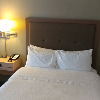 Hampton Inn Kalamazoo - Queen bed, Hampton Inn Kalamazoo - Hotels Near Me - Kalamazoo, Michigan