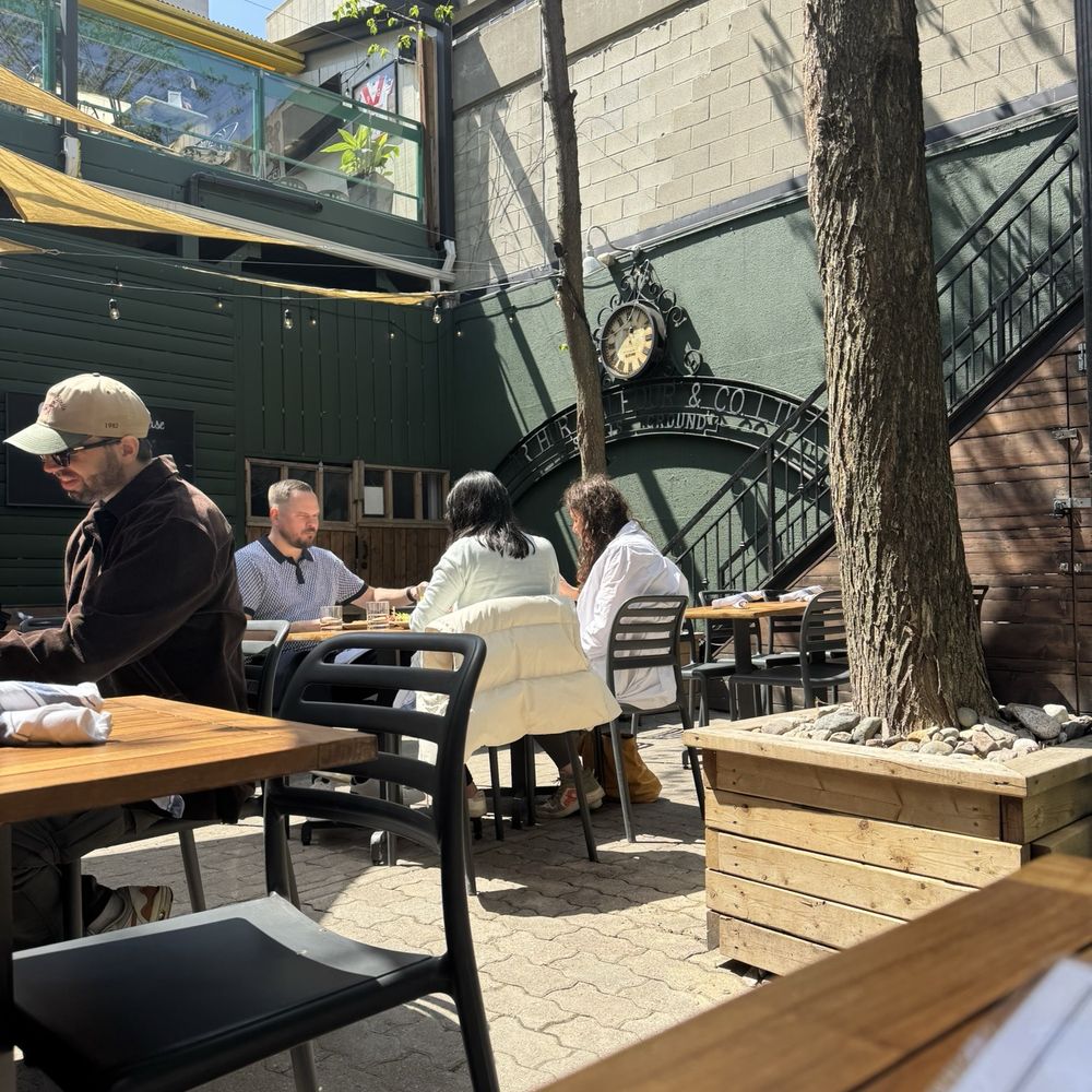The Oxley - Back patio - Pubs Near Me - Toronto, Ontario The Oxley - Back patio - Pubs Near Me - Toronto, Ontario