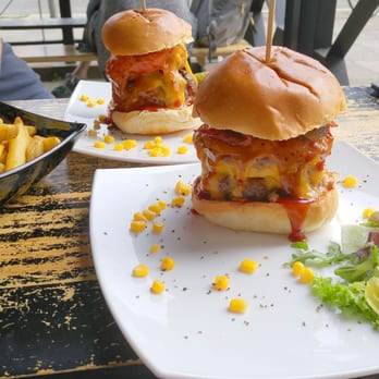 Lily Burger & Steaks - im Vordergrund der Thor, hinten der Texas Chainsaw Massacre - Burgers Near Me - Berlin, BE Lily Burger & Steaks - im Vordergrund der Thor, hinten der Texas Chainsaw Massacre - Burgers Near Me - Berlin, BE