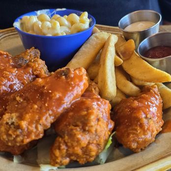 Lola’s Kitchen - 6 large fried chicken wings with fries, Mac n cheese. - Comfort Food Near Me - San Fernando, California Lola’s Kitchen - 6 large fried chicken wings with fries, Mac n cheese. - Comfort Food Near Me - San Fernando, California