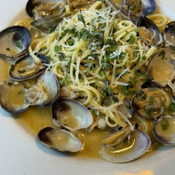 Moby Dick Restaurant - Linguini Pasta with Clams - American Near Me - Santa Barbara, California