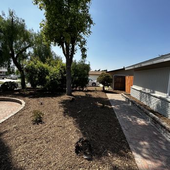 Almazan’s landscape - Remulch front yard - Landscaping Near Me Almazan’s landscape - Remulch front yard - Landscaping Near Me