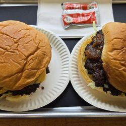 Hyper Fresh - Left: Smashburger with cheese Right: Classic smashburger