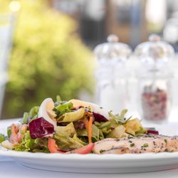 Restaurant Böhm - Salat "Smokie" mit Balsamessig und Olivenöl Dressing, geräucherter Hähnchenbrust, gekochtem Ei und Semmel