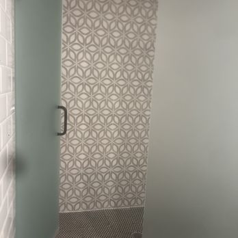 Devon Shores - Shower - Hotels Near Me - Clearwater, Florida