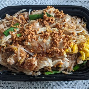 Isaan Der - Thai Kitchen & Bar - Chicken pad Thai - Thai Near Me - Toronto, Ontario Isaan Der - Thai Kitchen & Bar - Chicken pad Thai - Thai Near Me - Toronto, Ontario