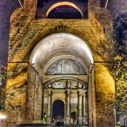 Piazza della Libertà - By night, salendo da via San Gallo. Meraviglia