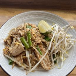 Pad Thai Lunch with Chicken Pad Thai Lunch with Chicken