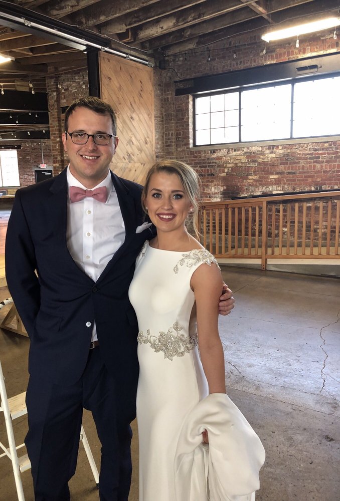 BLUSH & BOBBY PINS Updated June 2024 600 E Carmel Dr, Carmel