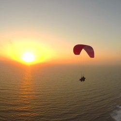 Elite Paragliding - Paragliding over the ocean at San Francisco