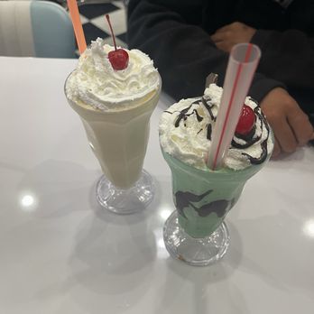 Patty’s Diner - Milkshake : mint chocolate chip and mango shake - American Near Me - Burlingame, California