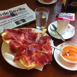 Bar Bigote - Un desayuno completo, con actualidad y todo