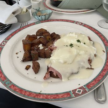 Cafe Beaujolais - Beaujolais Benedict - Breakfast & Brunch Near Me - Mendocino, California