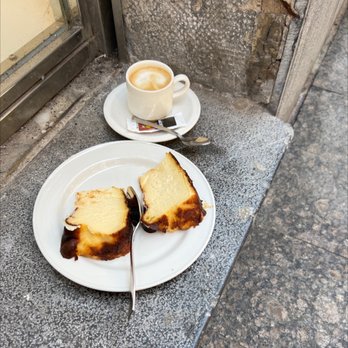 La Viña - Tarta de queso + cortado decaffeinado - Basque Near Me - Donostia / San Sebastián, SS La Viña - Tarta de queso + cortado decaffeinado - Basque Near Me - Donostia / San Sebastián, SS