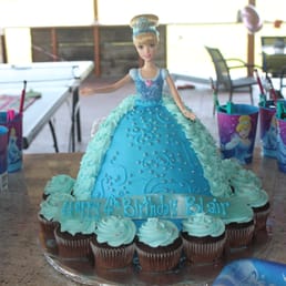 Cinderella cake with cupcakes Cinderella cake with cupcakes