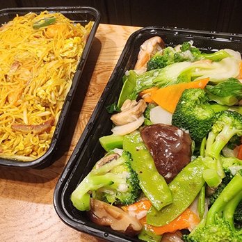 Chi's Chinese Cuisine - Singapore curry mifun + Sautéed vegetables - Chinese Near Me - Northridge, California Chi's Chinese Cuisine - Singapore curry mifun + Sautéed vegetables - Chinese Near Me - Northridge, California