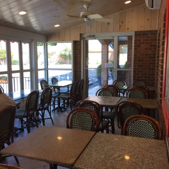 Poulet - Seating area with lots of natural light - Ice Cream & Frozen Yogurt Near Me - Lutherville, Maryland