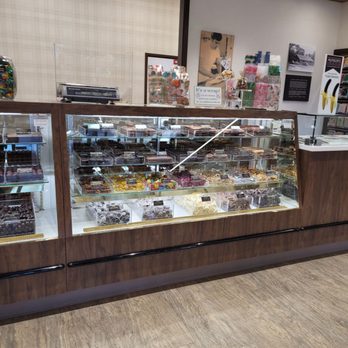 Munson's Chocolates - Counter - Chocolatiers & Shops Near Me - Avon, Connecticut
