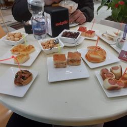 Dolci Tramonti - Aperitivo misto con coppa gelato tre gusti. Tutto ottimo!