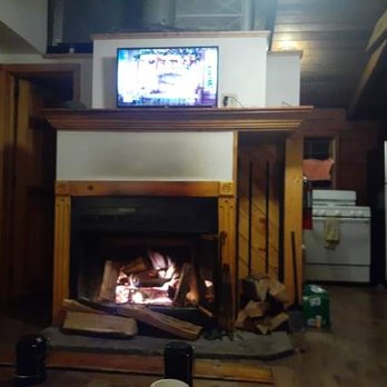 Cold Spring Lodge - Broken fireplace door, smoke comes out into room as you can see from all the soot above fireplace! You will get smoke inhalation badly. - Hotels Near Me - Big Indian, New York