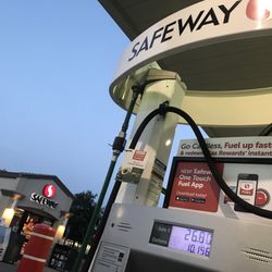Safeway Gas Station - Pumpin