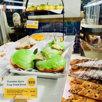 Paris Baguette - cinnamon apple donue - Coffee & Tea Near Me - New York, New York Paris Baguette - cinnamon apple donue - Coffee & Tea Near Me - New York, New York