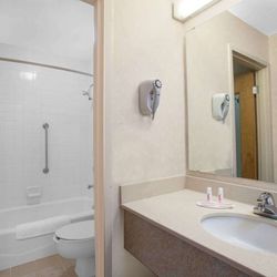 Days Inn by Wyndham Perryville - Guest room bath