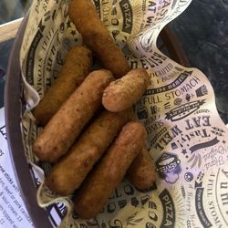 Lakeville Station - Mozzarella sticks, get these!