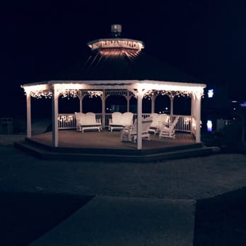Berlin Resort - Part of the outside of Berlin Hotel is this next to a pond. Pretty! - Hotels Near Me - Millersburg, Ohio
