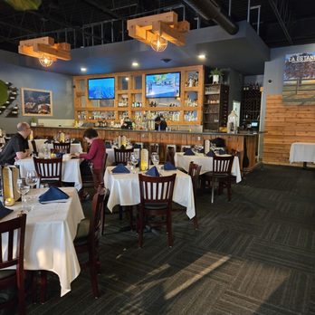 La Estancia - Dining area and huge bar in the back. - Steakhouses Near Me - Minneapolis, Minnesota
