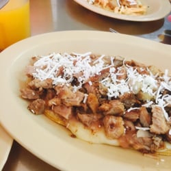 Sope de suadero y sope de pollo con champiñones. Riquísimos!