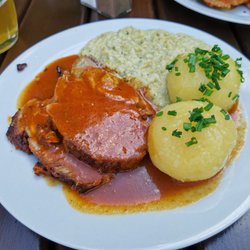 Privatbrauerei Ulrich Martin - Schweinebraten mit Klösen und Wirsing