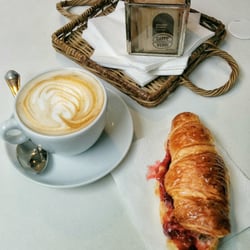 Dedans Bar - Cappuccino chiaro e croissant con farcitura ai frutti rossi 3.50€
