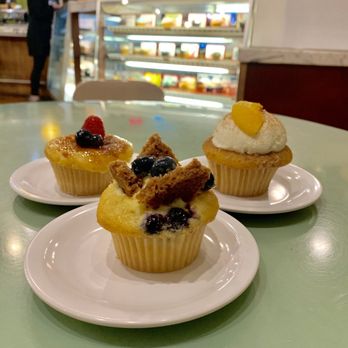 Molly's Cupcakes - Creme brûlée, peach cobbler, blueberry cheesecake - Desserts Near Me - Chicago, Illinois Molly's Cupcakes - Creme brûlée, peach cobbler, blueberry cheesecake - Desserts Near Me - Chicago, Illinois