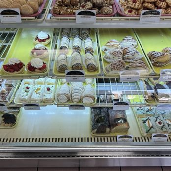 Sicilian Bakery - Cannolis on display - Bakeries Near Me - Chicago, Illinois