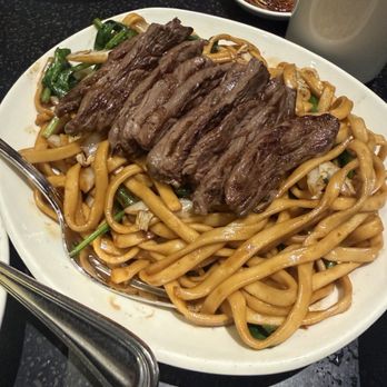 Din Tai Fung - Fried Noodles with Skirt Steak - Taiwanese Near Me - Arcadia, California Din Tai Fung - Fried Noodles with Skirt Steak - Taiwanese Near Me - Arcadia, California