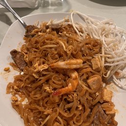 Combination pad Thai (X2 shrimp and barely any meat).