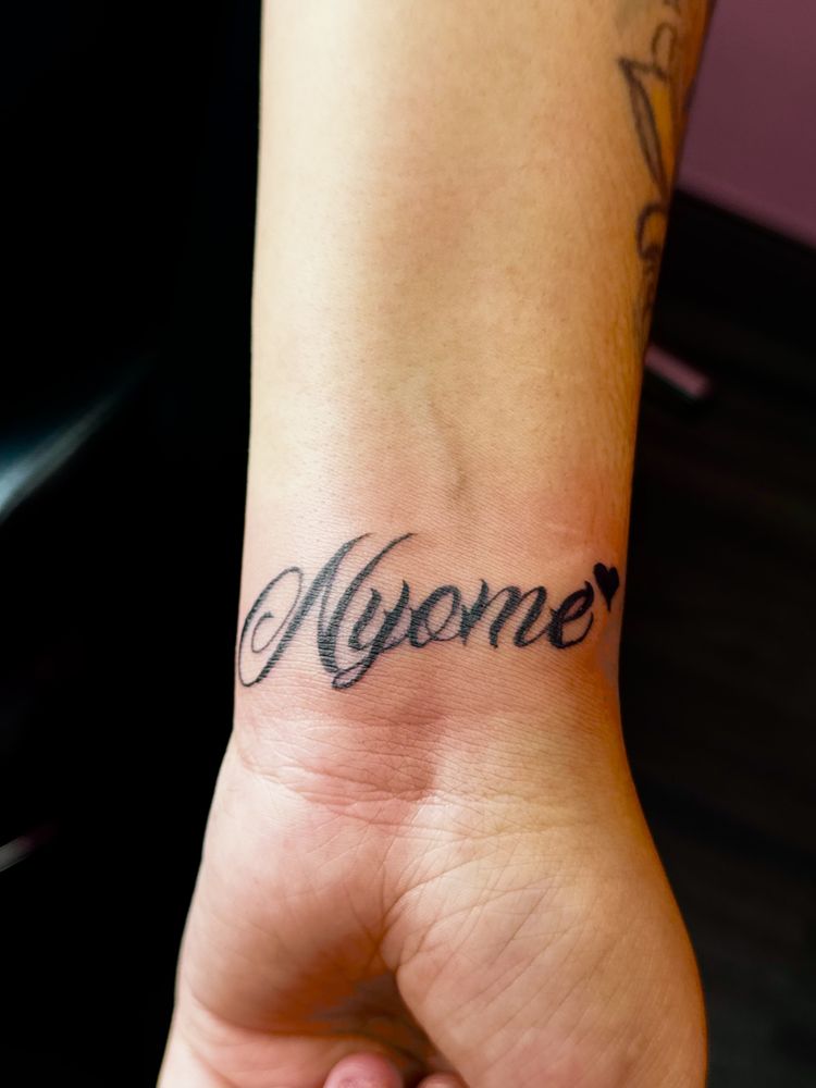 Pretty in Ink Tattooz Logo