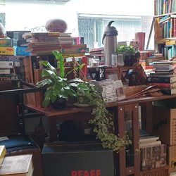 Trödel-Café Mülheim - Schön urig und vollgestopft, wie solche läden sein sollen! bin sicher dass hier massig schätze in den regalen schlummern! :-)